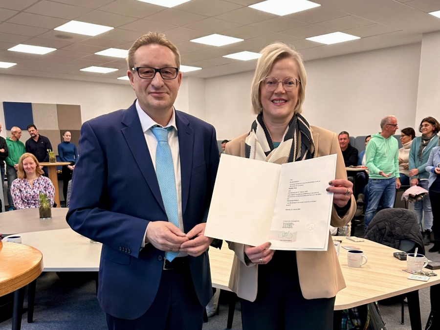 Matthias Keiser überreicht Brigitte Hoop ihre Ernennungsurkunde. © Ludwig-Erhard-Berufskolleg